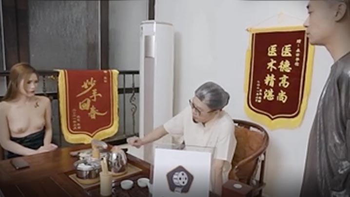 trong-mot-cot-truyen-tuyet-voi-mot-nguoi-vo-hiem-muon-cau-xin-mot-dua-con-va-bay-to-loi-chia-buon-voi-mot-bac-si-gia-nguoi-trung-quoc